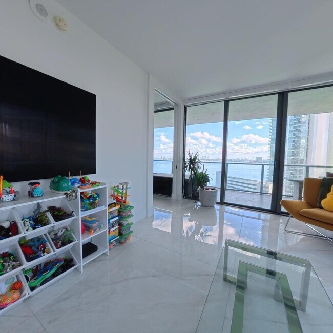 Building Photo - 650 NE 32nd St