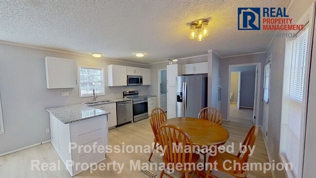 Building Photo - 2 BD/2 BA Home w/Open Main Living Area and Split Bedrooms