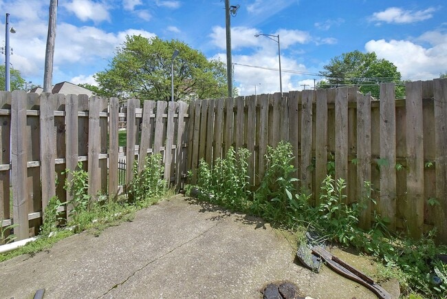 Building Photo - 2 Bedroom Townhouse With Basement