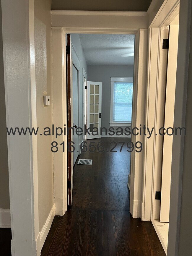 Building Photo - Updated Bungalow in Center District!