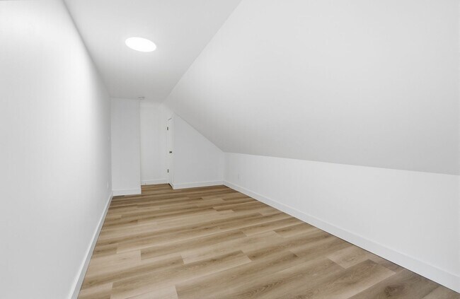 Building Photo - 568 Hale Ave