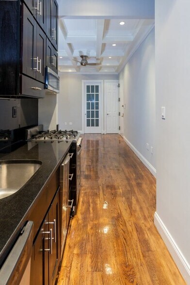 Building Photo - 321 E 10th St