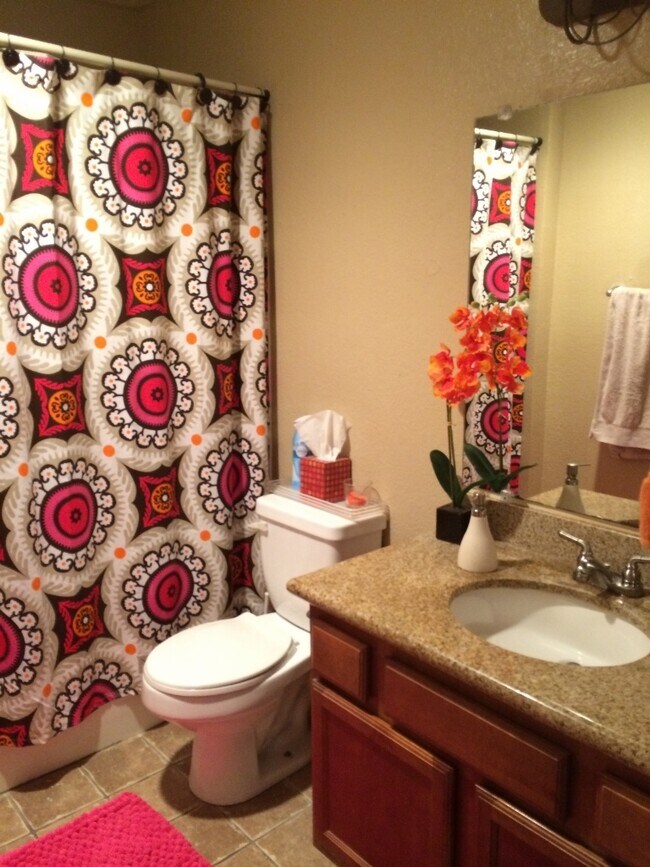 Building Photo - Charming 1-Bedroom Condo with Park-Like Views in Gated Community