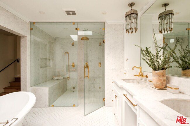 Building Photo - 18875 Pasadero Dr