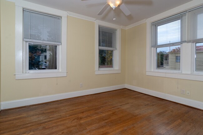 Building Photo - The Senate Club - 2 bedroom/2 bath **** MO...