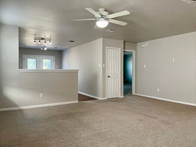 Building Photo - Adorable Move-In Ready 3/2 in Georgetown! ...