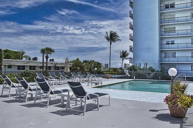 Building Photo - 3040 Lake Shore Dr