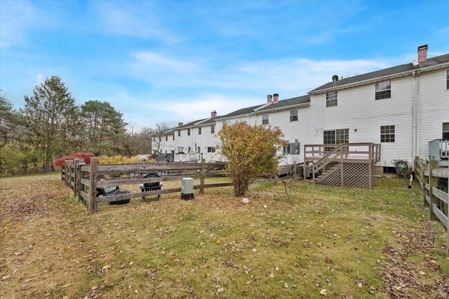 Building Photo - Available Now – Beautifully Updated 3 Bedr...