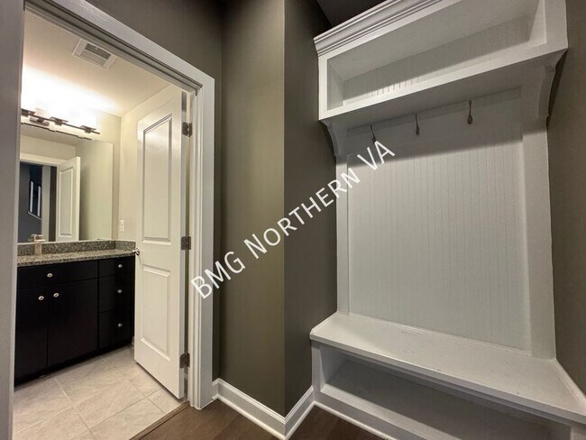 Building Photo - 43339 Stadium Ter