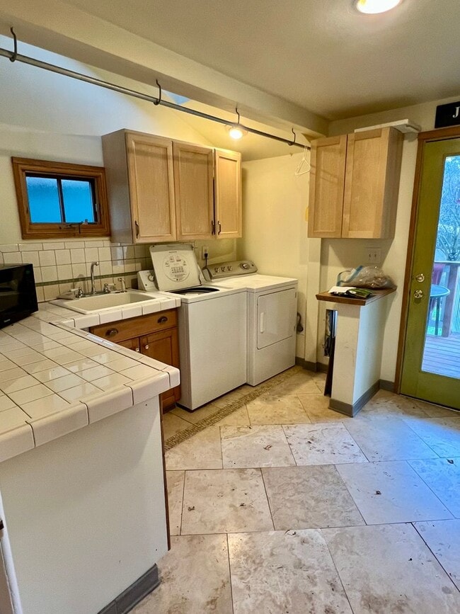 Building Photo - Haller Lake Home