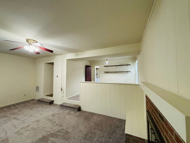 Building Photo - 3 Bedroom 2.5 Bath Townhouse