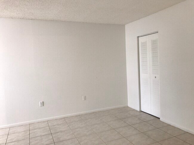 Building Photo - 6904 N Kendall Dr