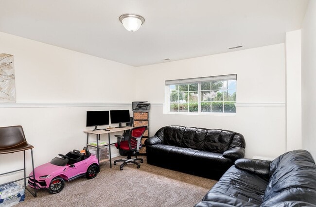 Building Photo - Gorgeous 3 Bed Townhome in Orland Park