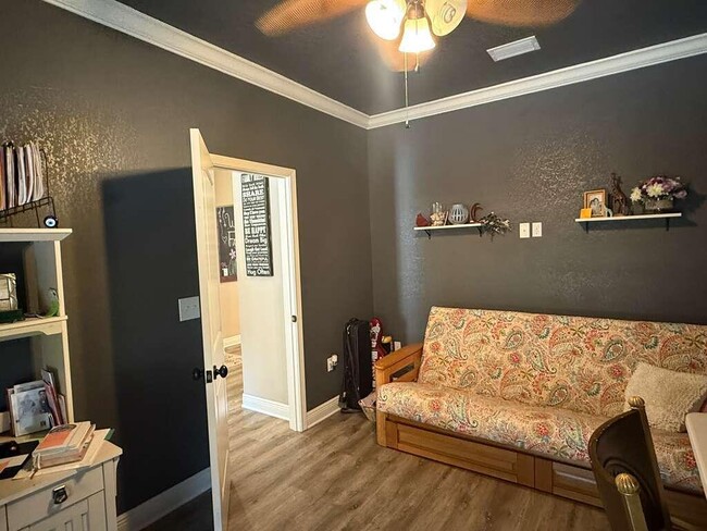 Building Photo - 703 Nutmeg Ave