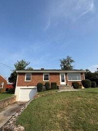 Building Photo - Newly updated 3 bedroom 1 bath with hardwo...