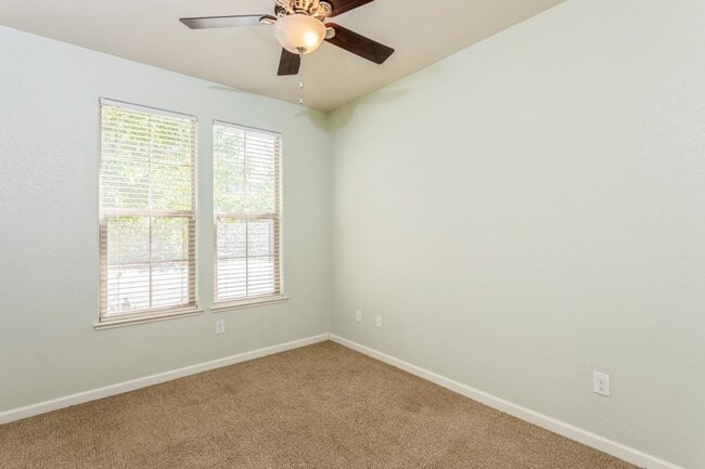 Building Photo - Gorgeous Roseville Home in Gated Community!