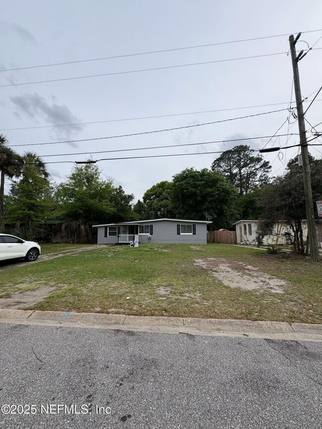 Building Photo - 2540 Spirea St