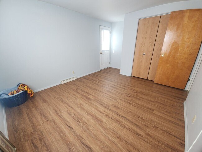 Building Photo - 1059 Gillingham Rd