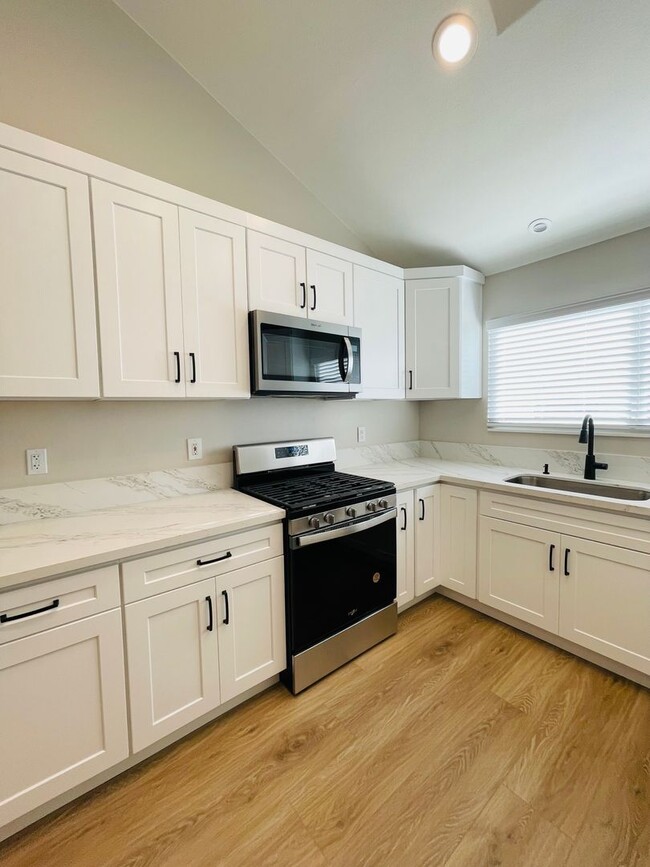 Building Photo - Amazing renovated 4 bedroom 2 full bath si...