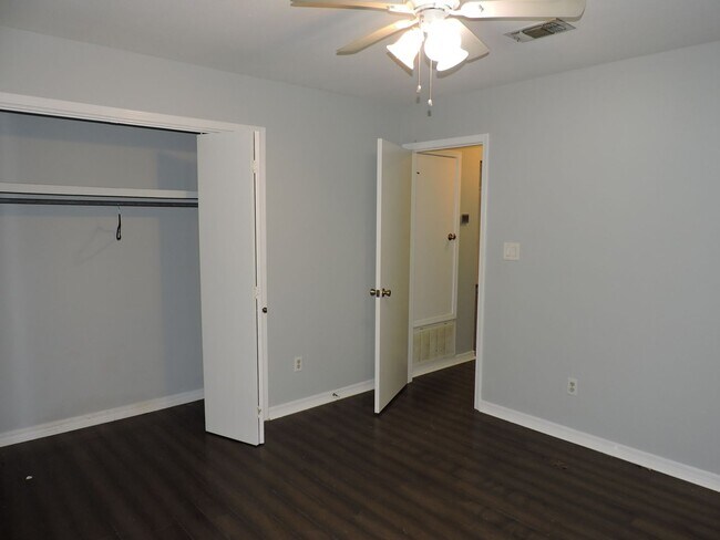 Building Photo - Convenient to interstate, schools & shopping!