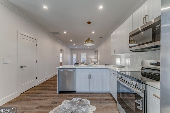 Building Photo - 77 Chateau Dr SE