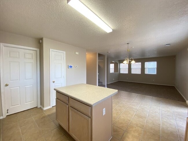 Building Photo - LOTS OF SPACE - LARGE 3 BR PLUS LOFT!