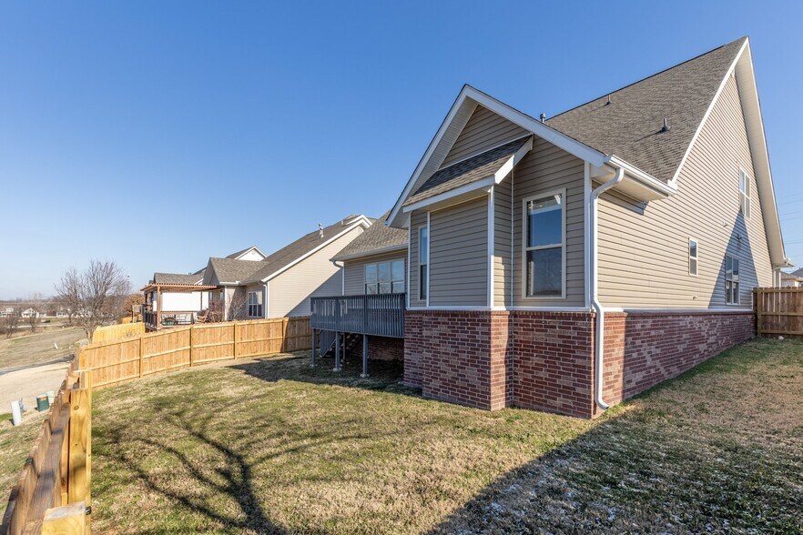 Building Photo - 1501 NE Dysart Woods Ln