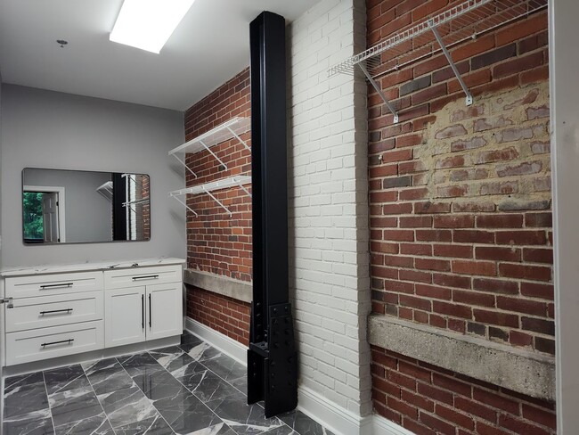 Building Photo - Luxury studio located in Factory South!