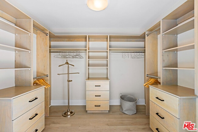 Building Photo - 9520 Gloaming Dr