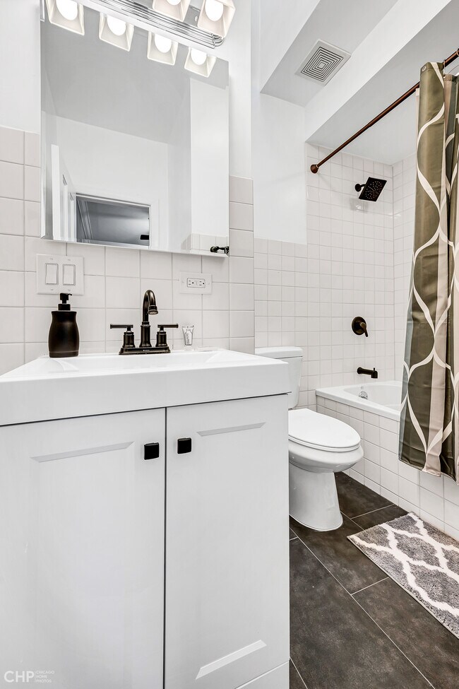 Building Photo - 2202 N Clybourn Ave