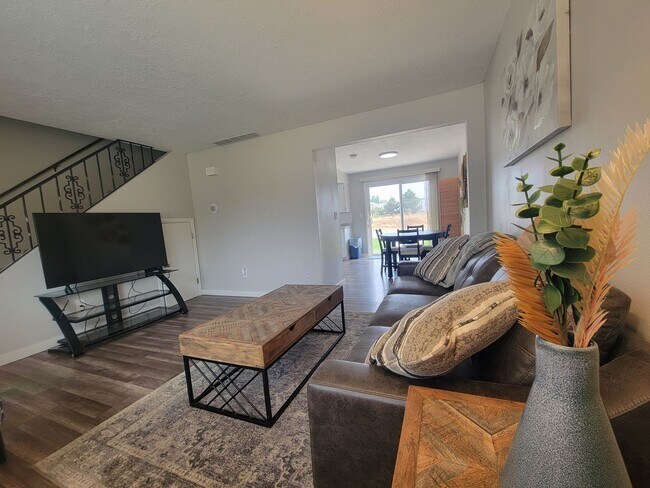Building Photo - Newly Renovated Townhouse - Pet Friendly!!