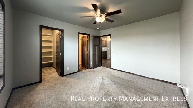 Building Photo - Modern 3 Bed, 2.5 Bath with Loft | Located...