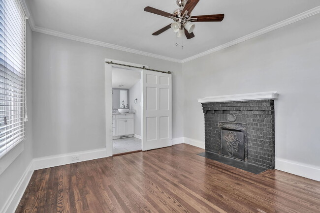 Building Photo - Stylish 2-Bed, 2-Bath Residence with Moder...