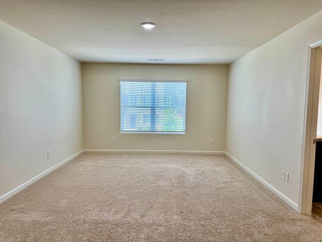Building Photo - Beautiful 5 bedroom, 3 full bath home in D...