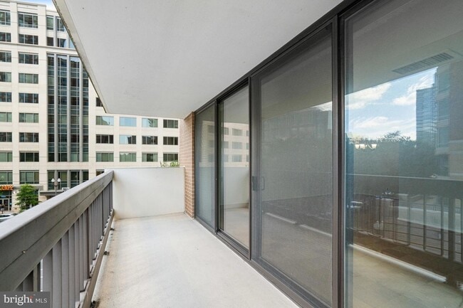 Building Photo - 3800 Fairfax Dr