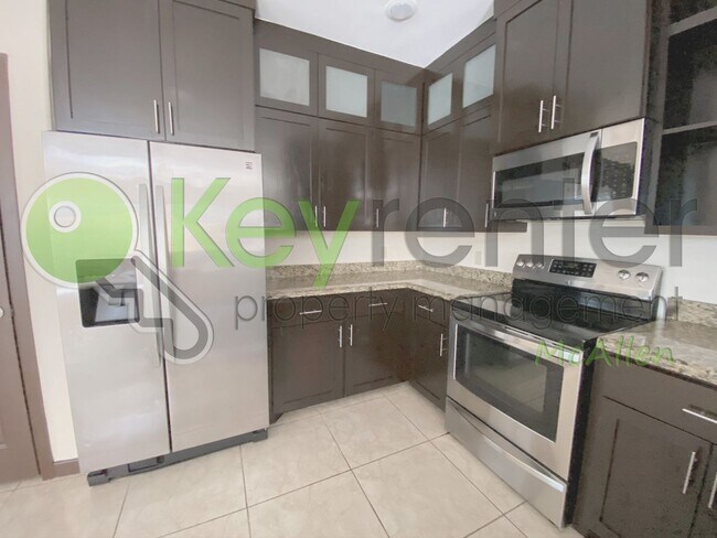 Building Photo - 2B/2.5B Townhome in gated community now av...