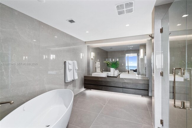 Building Photo - 1116 N Ocean Blvd