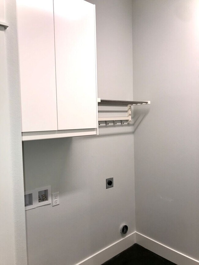 Building Photo - *****L@@K AT ME - 3 BR/2 BA BRYANT DUPLEX FOR RENT*****