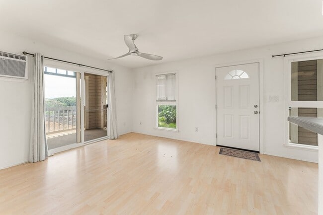 Building Photo - 3bd/2ba upstairs unit with deck