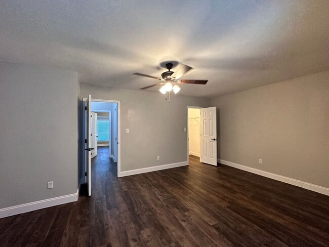 Building Photo - 2335 Brookview Ct