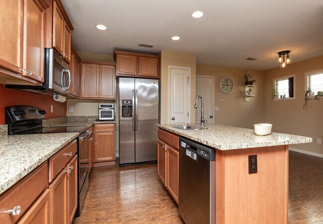 Building Photo - END UNIT!!  3 Bedroom, 2.5 Bathroom Townhome in West Des Moines!