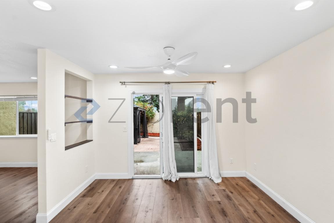Building Photo - Unit