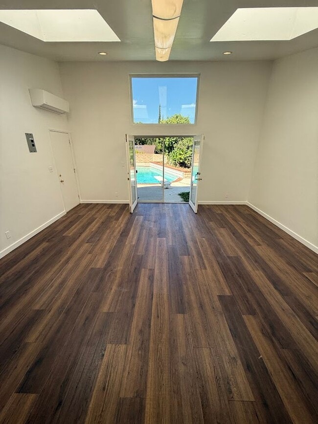 Building Photo - Gorgeous 3 Bedroom, 2 Bathroom, Granada Hi...