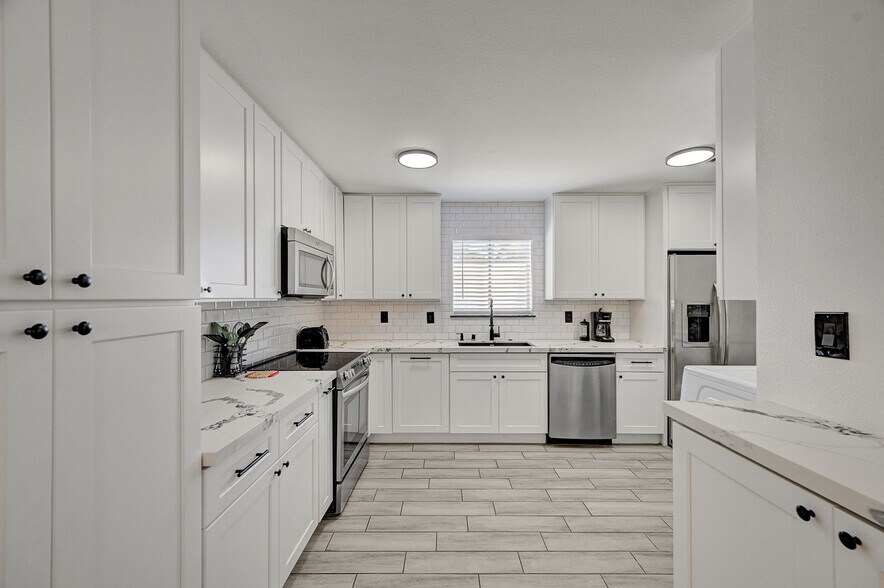 Building Photo - 573 Greenbriar Townhouse Way