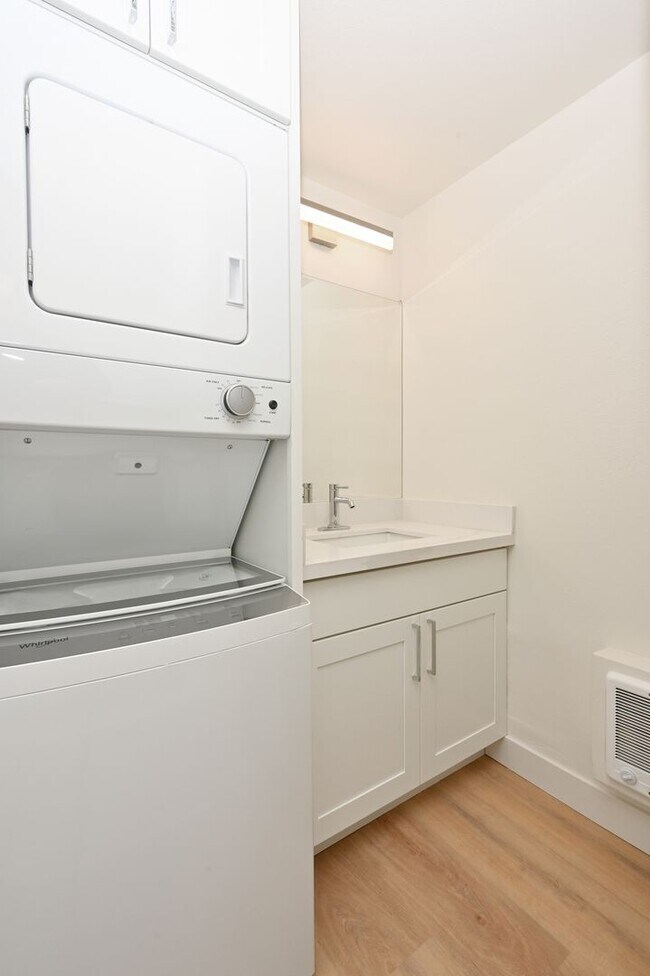 Building Photo - Greenlake Remodel - 1 Bed / 1 Bath, In Unit Washer / Dryer