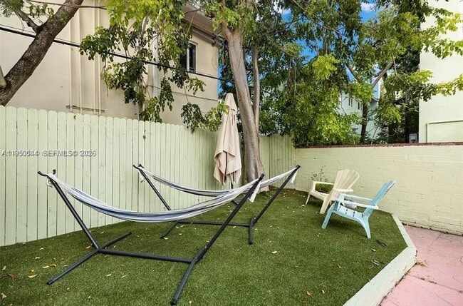 Building Photo - 2822 Pine Tree Dr