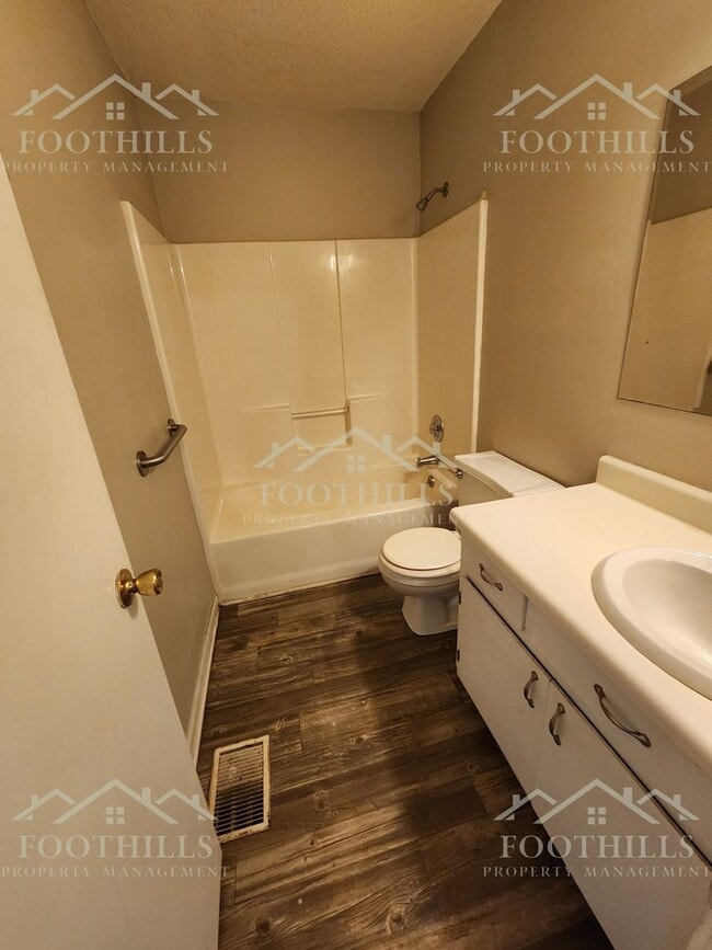 Building Photo - 2-Bed, 1.5-Bath Home with Appliances & Was...