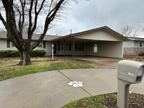 Building Photo - 1025 W Terry St