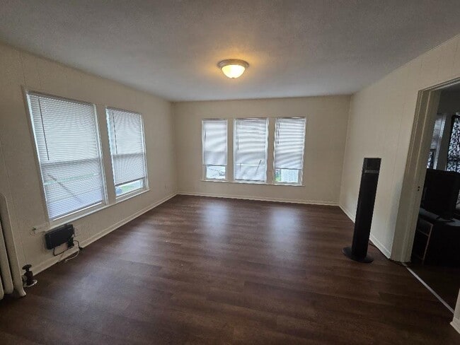 Building Photo - 372 S Midler Ave