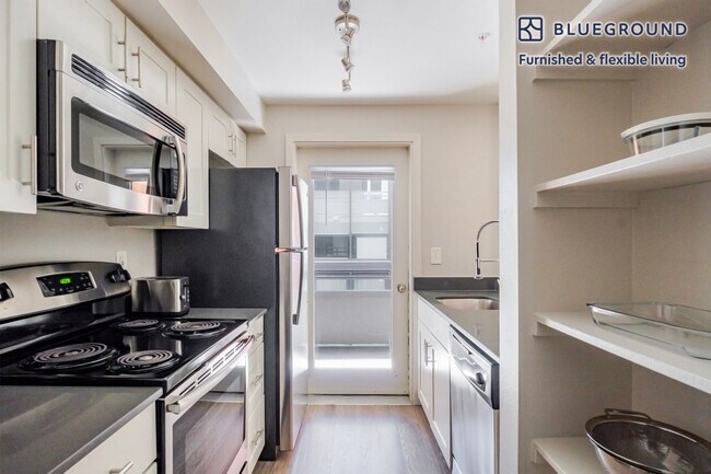 Building Photo - 526 Yale Ave N